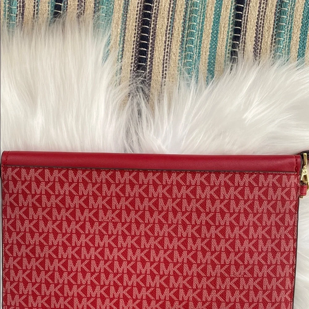 EUC Michael Kors large signature envelope Wristlet Clutch